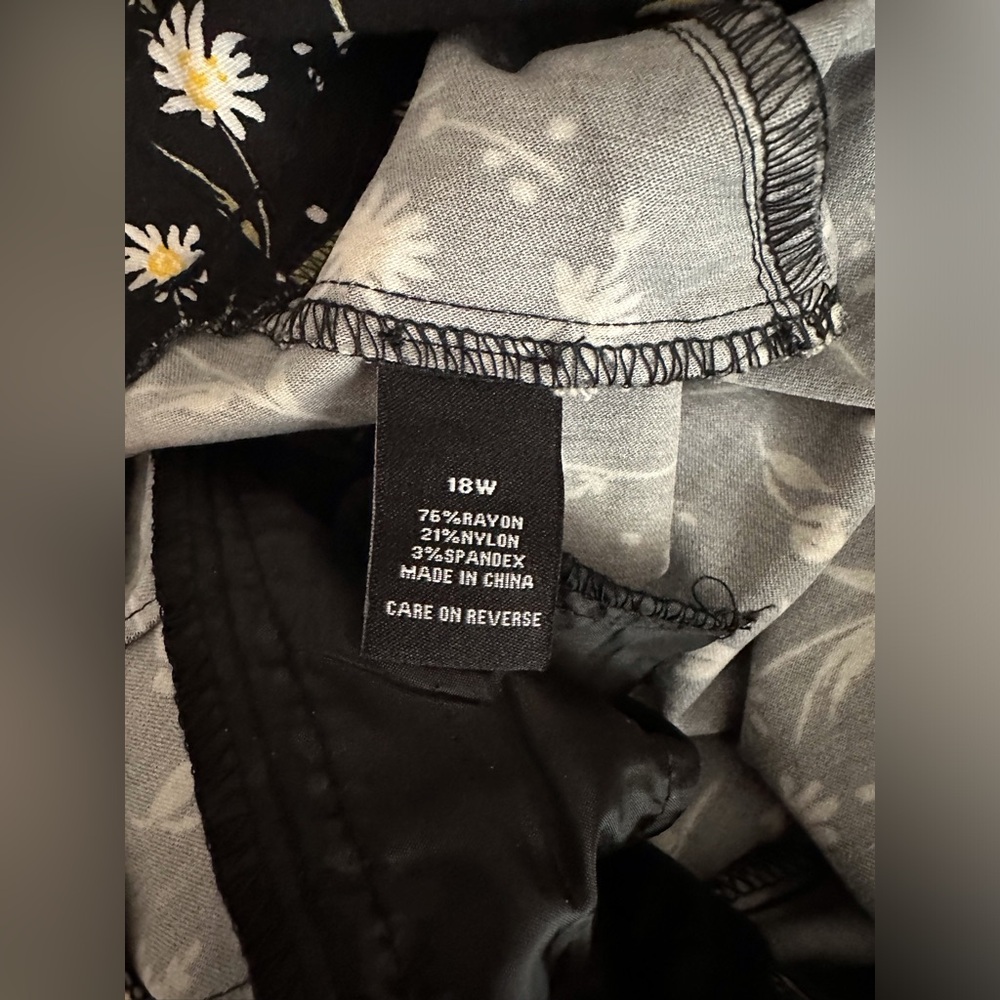 Briggs Pull on Crop Black w/ Daisies Pants Size 18W - Picture 4 of 5
